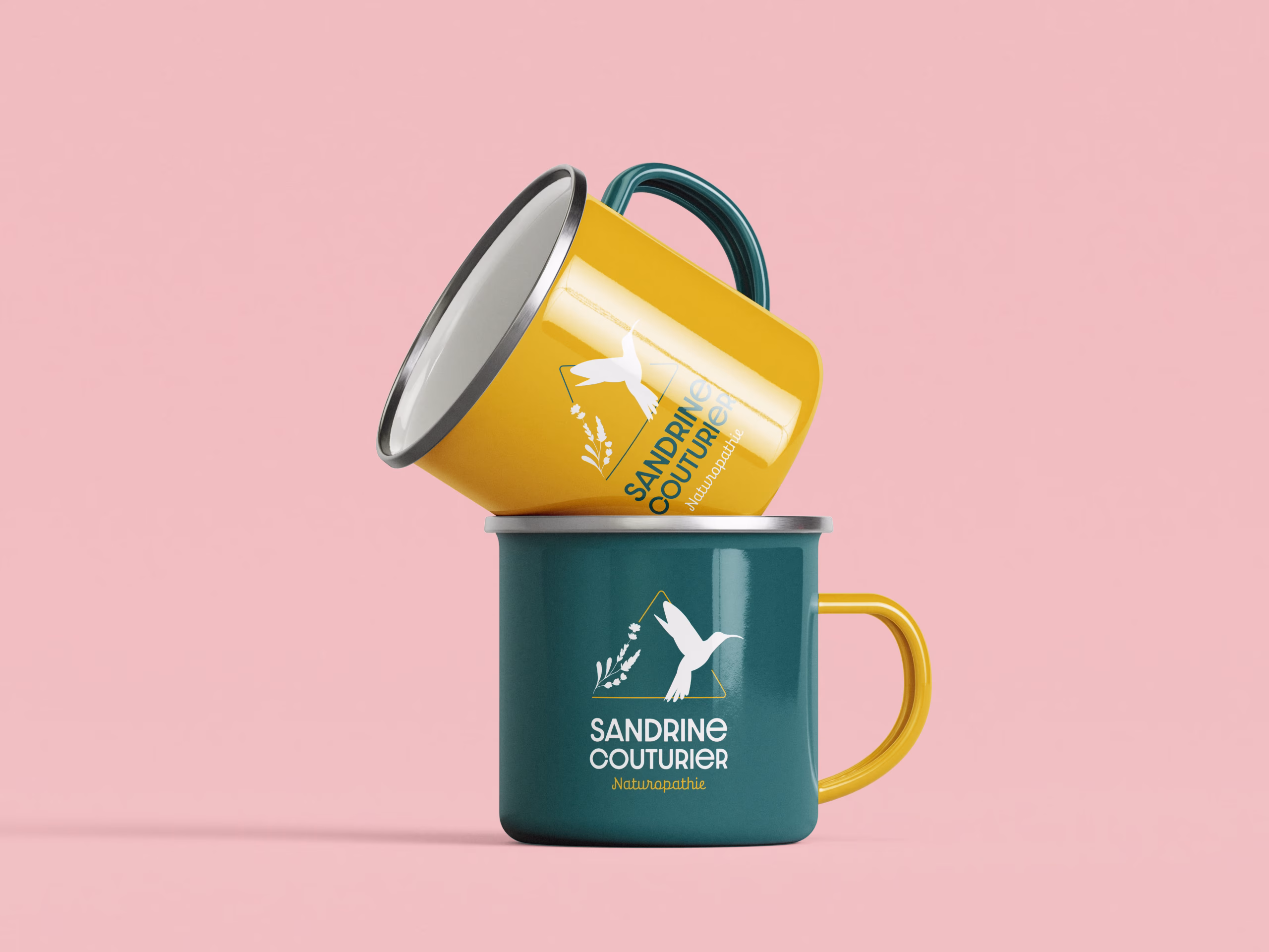 Identité visuelle de Sandrine Couturier sur des tasses
