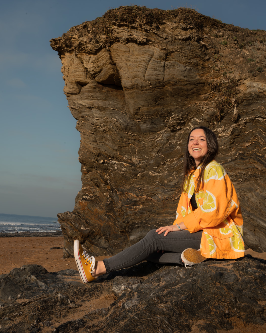 Photo de Claire Barreteau, graphiste et webdesigner de Solécla, à la plage en train de sourire