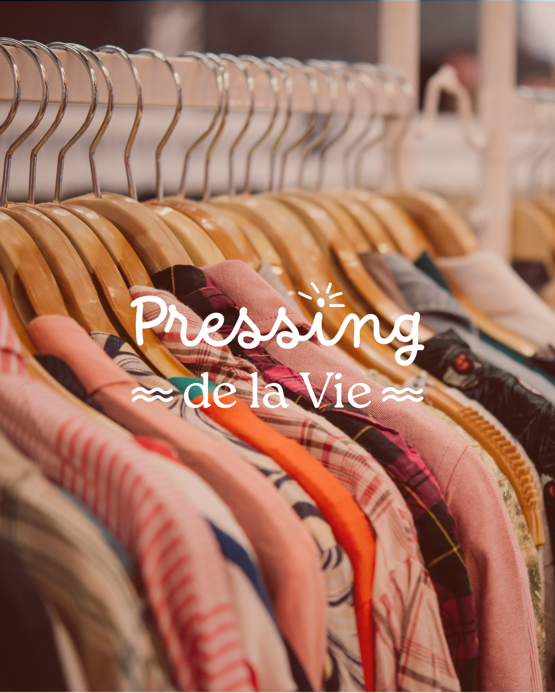 Identité visuelle du Pressing de la Vie – mise en scène sur des vêtements, création graphique signée Solécla