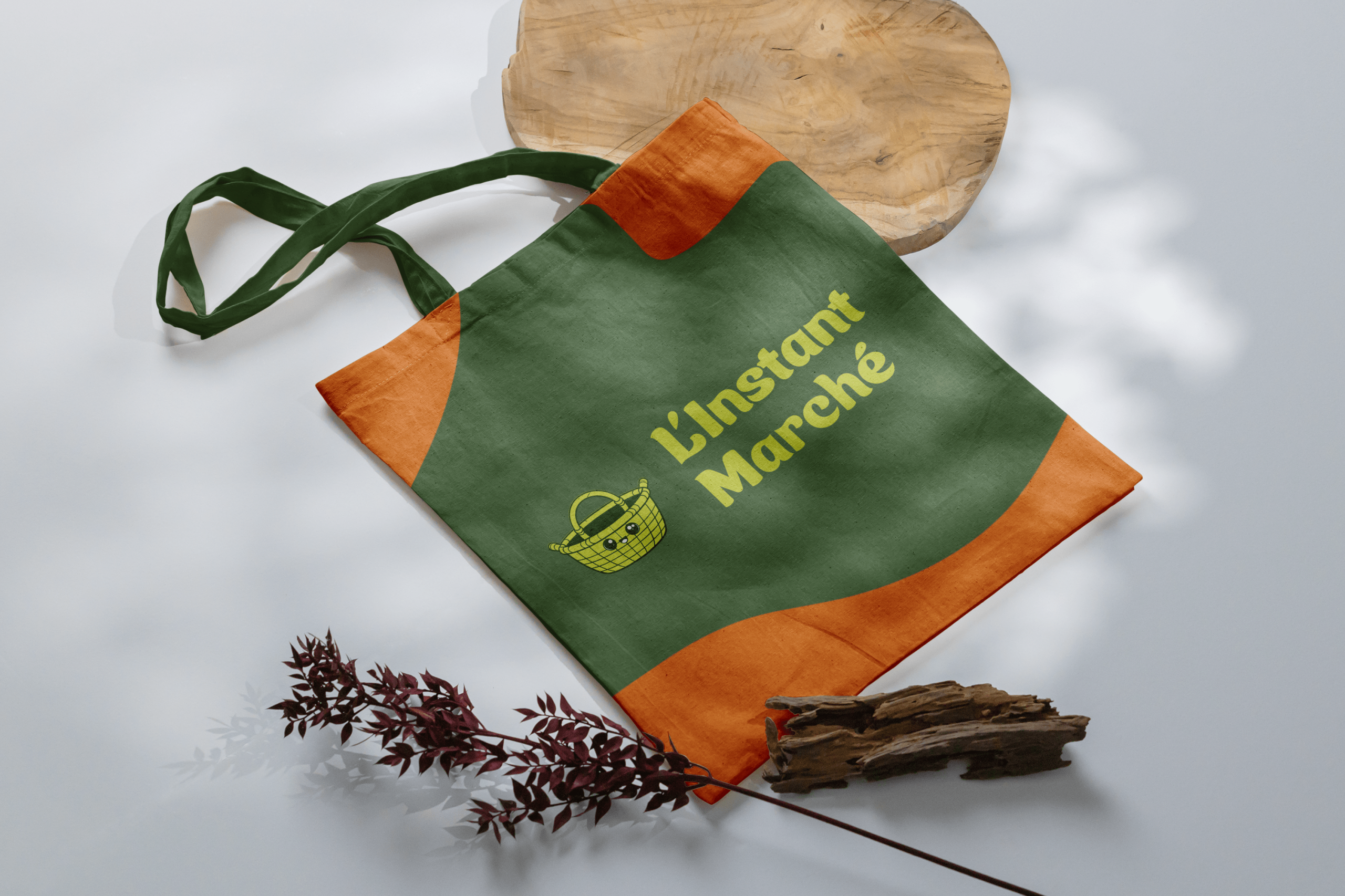 Représentation d'un tote bag de l'identité visuelle l'instant marché créé par Solécla